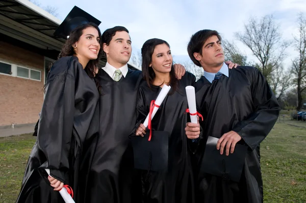 Studenci posiadający dyplomy — Zdjęcie stockowe