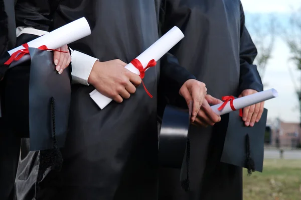 Estudiantes titulares de sus diplomas — Foto de Stock