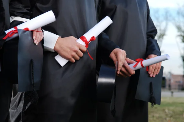 Étudiants titulaires de leur diplôme — Photo