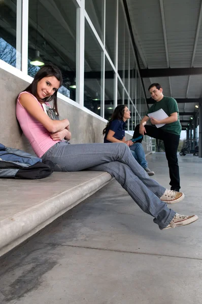 Studente in pausa all'università — Foto Stock