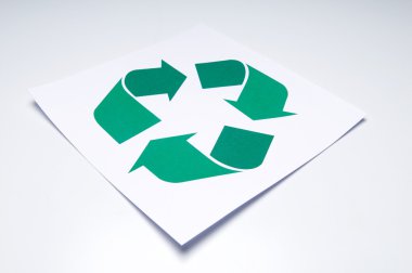 Beyaz arkaplanda geri dönüşüm sembolü