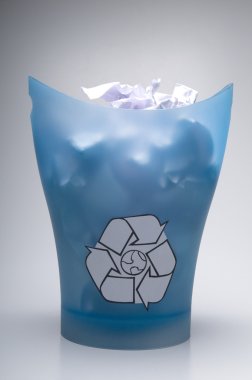 Kağıt ile geri dönüşüm kutusu