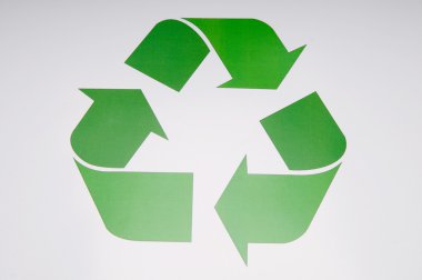 Beyaz arkaplanda geri dönüşüm sembolü