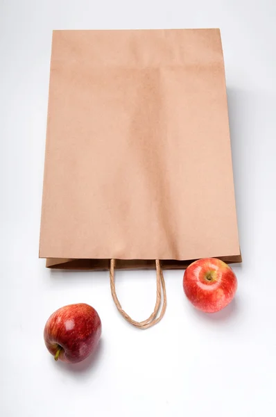Geri dönüşüm çanta ve elma — Stok fotoğraf