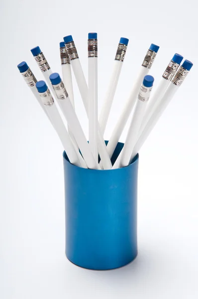 Lápis brancos no suporte — Fotografia de Stock