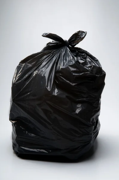 Müll in schwarzer Plastiktüte — Stockfoto