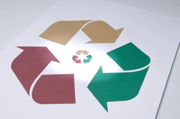Símbolo de reciclaje sobre fondo blanco —  Fotos de Stock