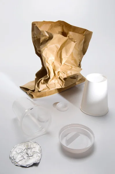 Lixo em saco de papel — Fotografia de Stock