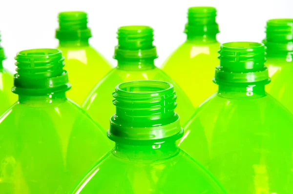 Groen plastic flessen — Stockfoto
