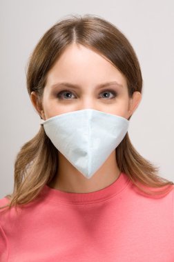 Kameraya bakarak miğfer kadında