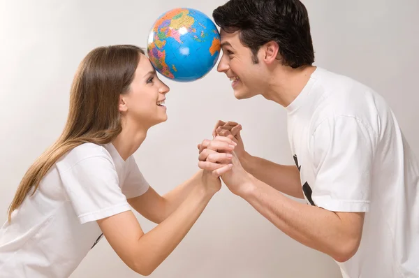 Par leker med globe — Stockfoto