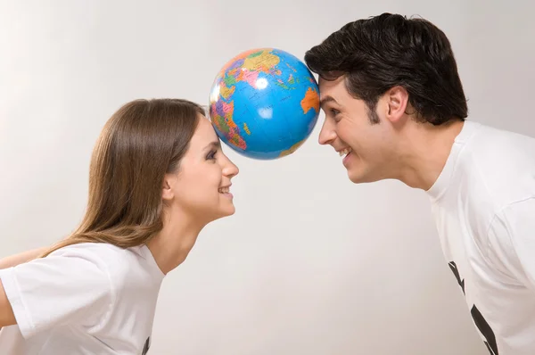 Pareja jugando con globo —  Fotos de Stock