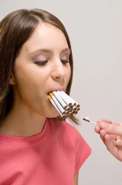 Ung kvinna med cigaretter — Stockfoto