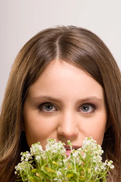 Frau mit Blumen — Stockfoto