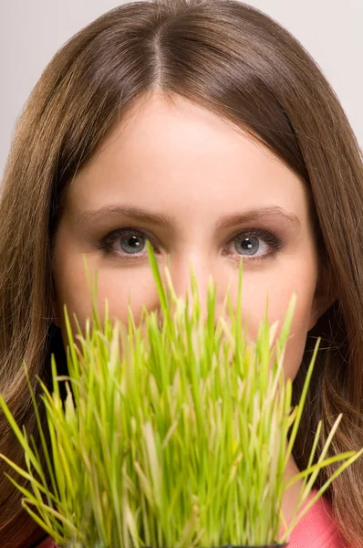 Frau mit Gras — Stockfoto