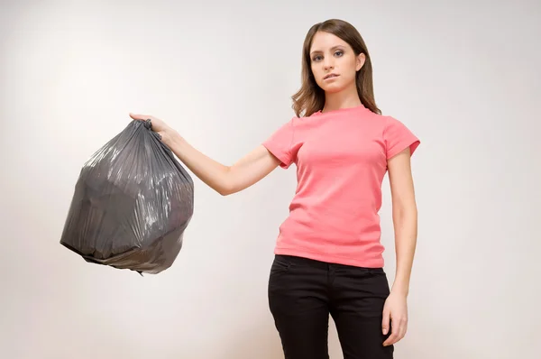 Frau, die den Müll hält — Stockfoto
