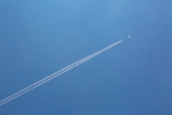 Vliegtuig aan de blauwe lucht — Stockfoto