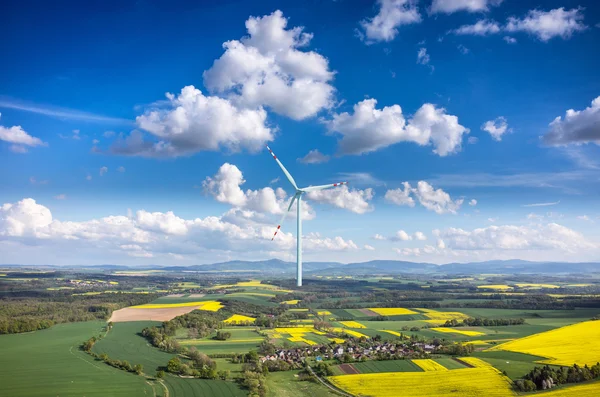 Vista aérea sobre el molino de viento y la ciudad — Foto de Stock