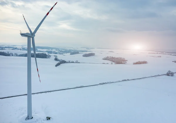 Tramonto sopra il mulino a vento sul campo in inverno — Foto Stock