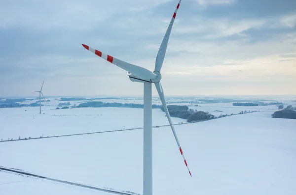 Mulino a vento sul campo in inverno — Foto Stock