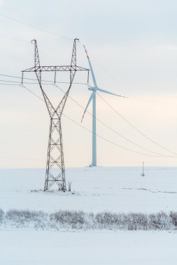Yel değirmeni ve powerlines kış alanında