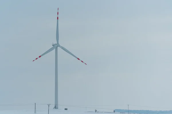 Moinho de vento no campo no inverno — Fotografia de Stock