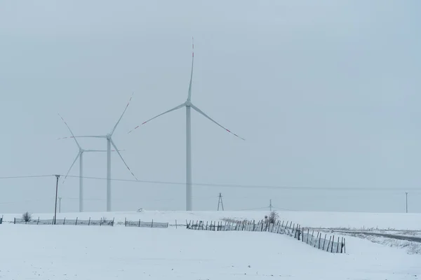 Mulino a vento sul campo in inverno — Foto Stock