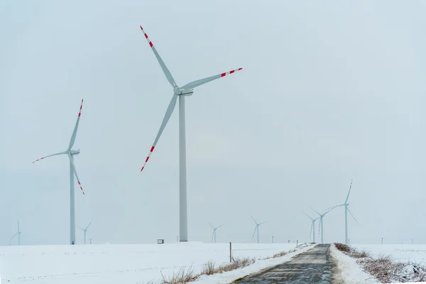 Moinho de vento no campo no inverno — Fotografia de Stock