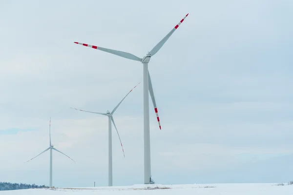 Mulino a vento sul campo in inverno — Foto Stock