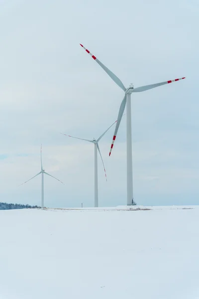 Mulino a vento sul campo in inverno — Foto Stock