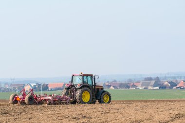 Alan üzücü traktör
