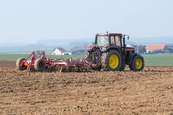 Trattore straziante campo — Foto Stock