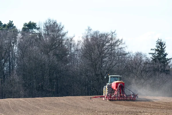 Traktor hrůzný pole — Stock fotografie