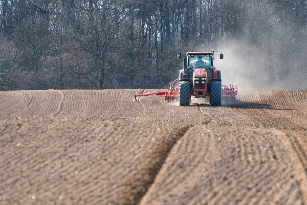 Tractor harrowing the field — Stock Photo, Image