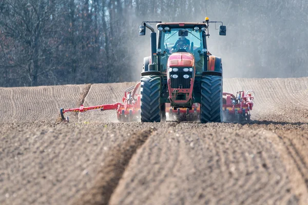 Traktor hrůzný pole — Stock fotografie