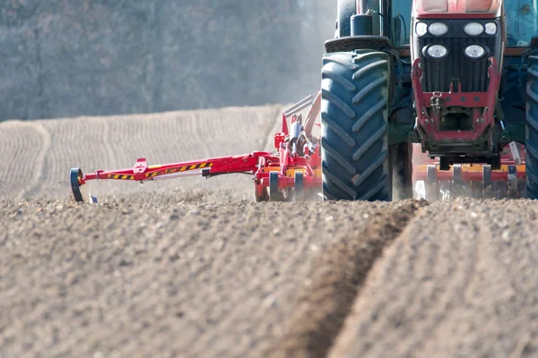 Traktor hrůzný pole — Stock fotografie