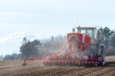 Alan üzücü traktör