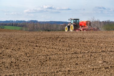 Alan üzücü traktör