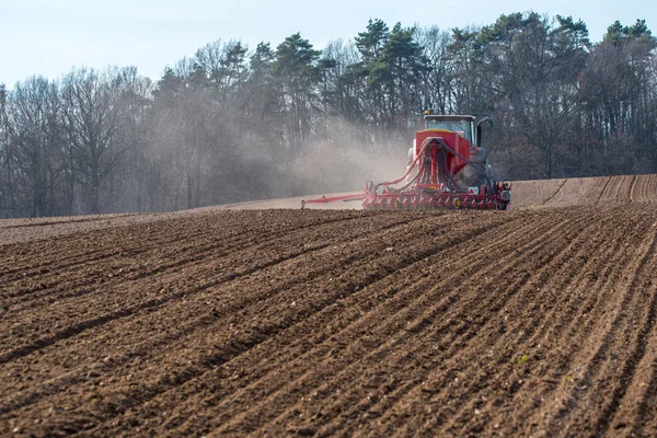 Traktor hrůzný pole — Stock fotografie