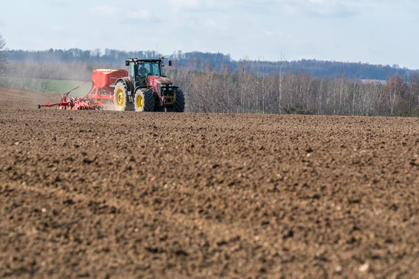 Tractor harrowing the field — Stock Photo, Image