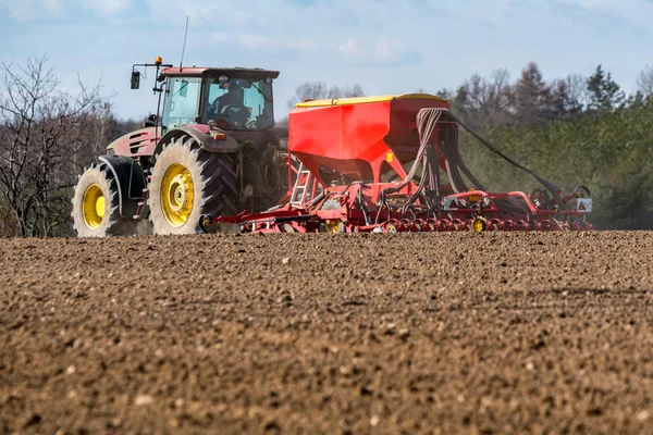 Tractor harrowing the field — Stock Photo, Image