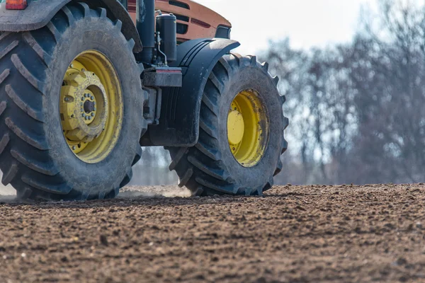 Traktor harva fältet — Stockfoto