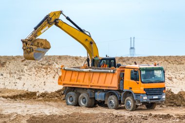 İnşaat alanında çalışan kazıcı