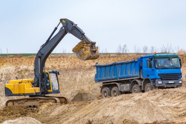 İnşaat alanında çalışan kazıcı