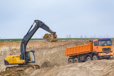 İnşaat alanında çalışan kazıcı