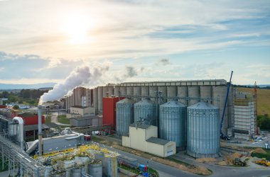 Günbatımı üzerinde biyoyakıt fabrika