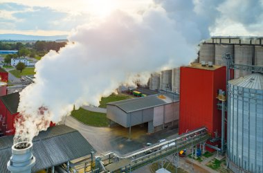 Günbatımı üzerinde biyoyakıt fabrika