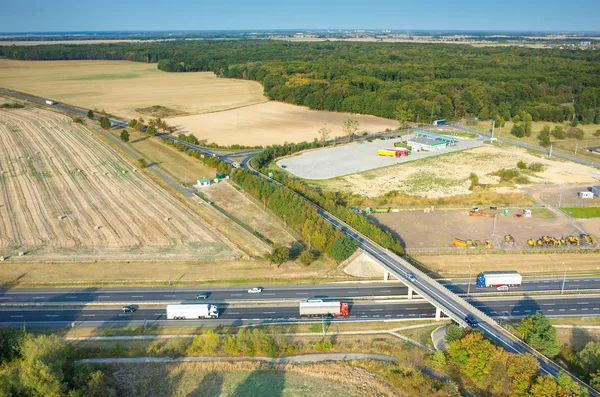 Larga carretera moderna — Foto de Stock