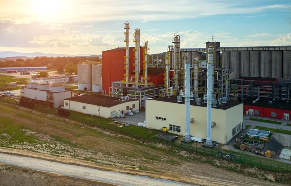 Pôr do sol sobre a fábrica de biocombustíveis — Fotografia de Stock