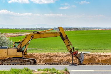 İnşaat alanında çalışan kazıcı